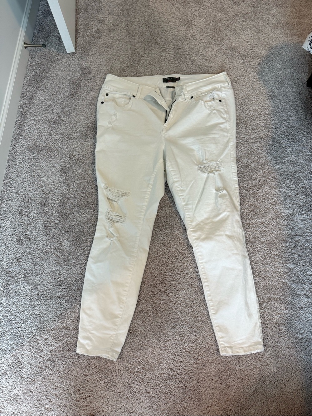 torrid white distressed Jegging 20R